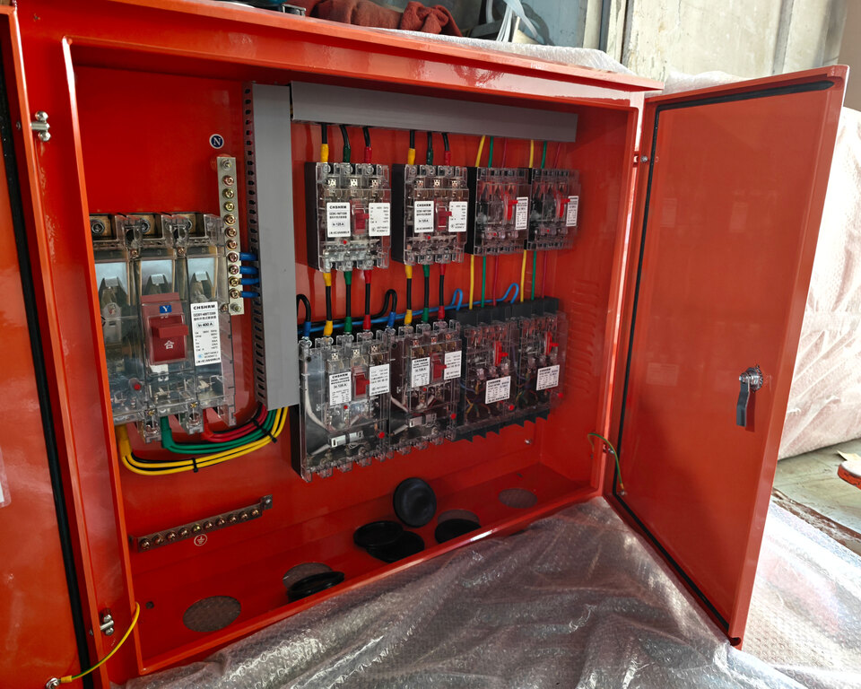 Med den globala infrastrukturen som värms upp, hur kan standarderna för kraftdistribution för byggarbetsplatser hänga med? Ouyue Electric har lanserat en högskyddad rostfritt stål utomhus vänster och höger dubbeldörrslåda