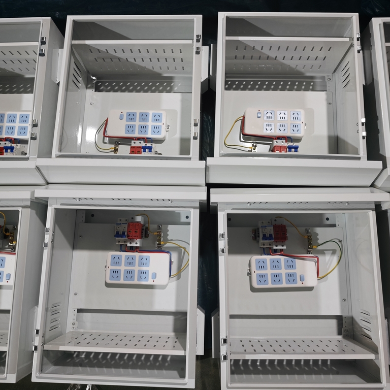 Massproduktion av riktiga bilder av Ouyue Electrics regnsäkra utomhusfördelningslåda: En fullprocessskärm från plåtskal till komplett maskinmontering