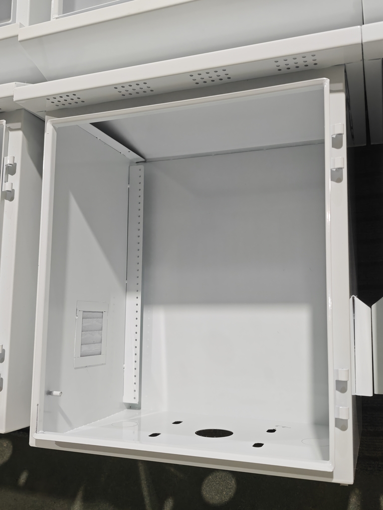 Distributionslåda i rostfritt stål med regnhuv och insektssäker ventilation